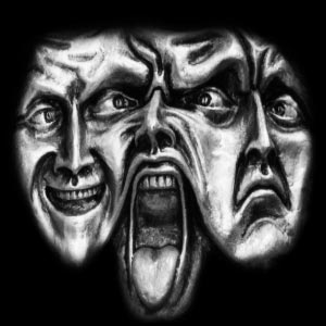 Eine Maske aus drei Gesichtern zeigt Emotionen: Freude geht in einen Wutschrei und dann in Traurigkeit über.